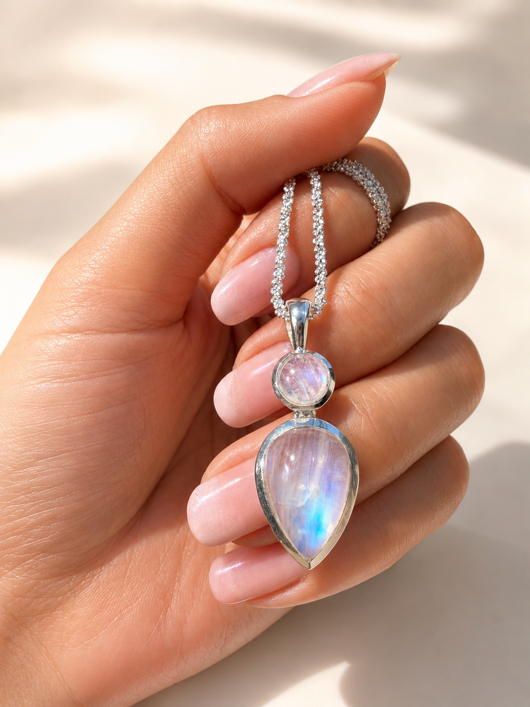 Eleganter Mondstein Anhänger mit Regenbogenmondstein, 925 Silber