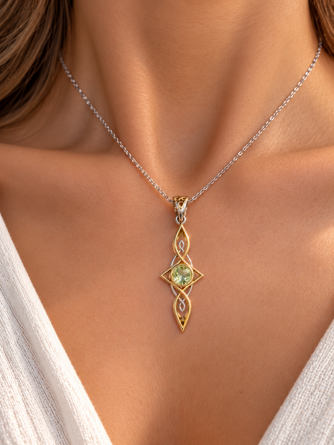 Elfen-Unendlichkeitsanhänger mit hellgrünem Peridot aus 925 Silber, 18 Karat vergoldet