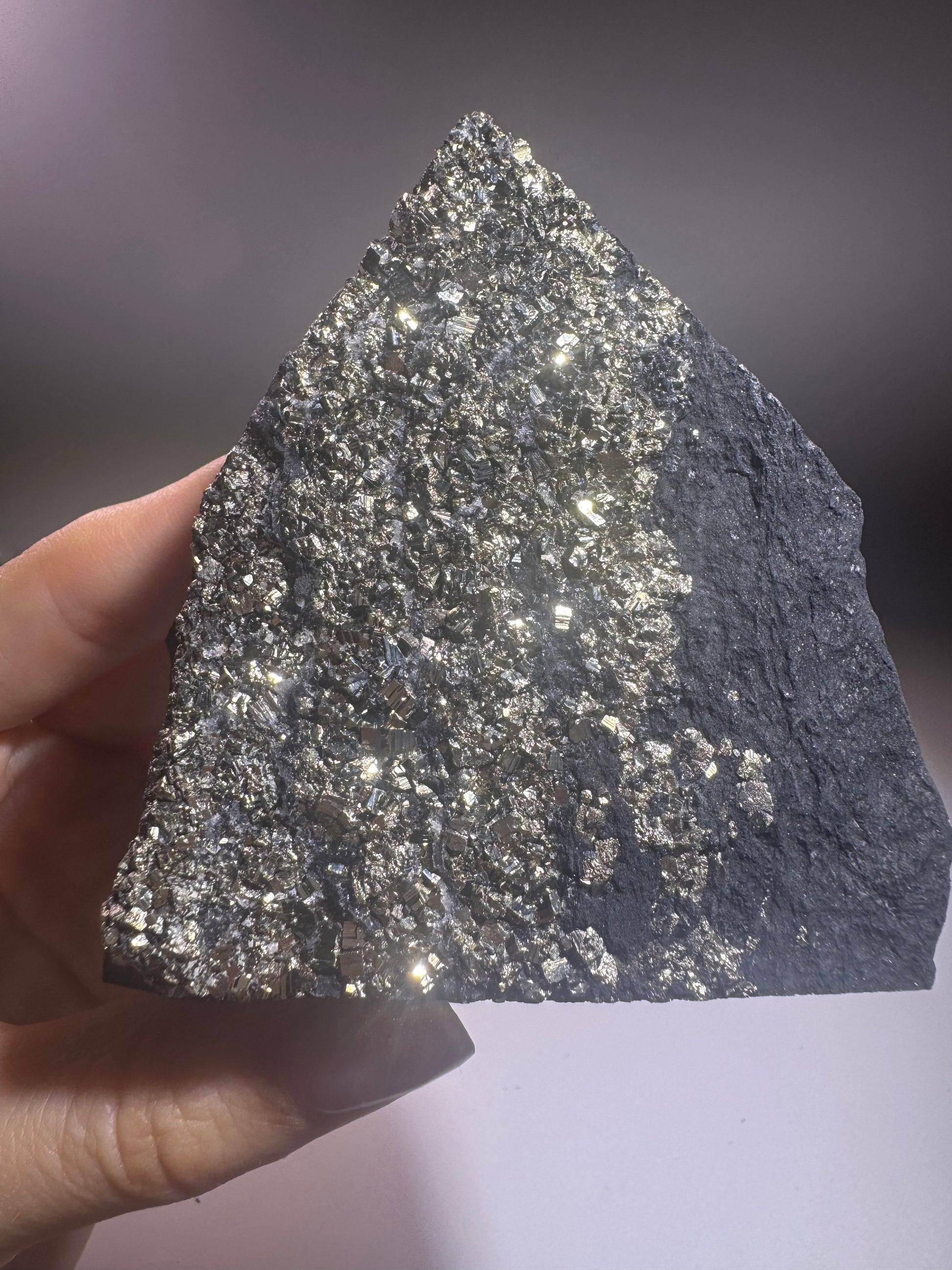 Energetische Pyramide aus Schungit und Pyrit – Glück & Wohlstand, 271 g