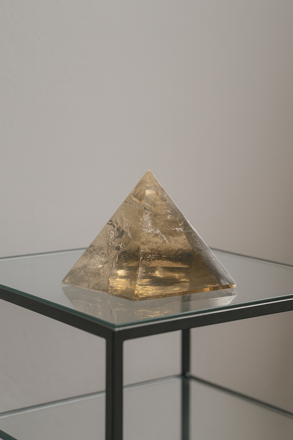 Energiereiche Rauchquarzpyramide 4,8 x 4,8 x 4,4 cm, natürliche Entstehung in Brasilien