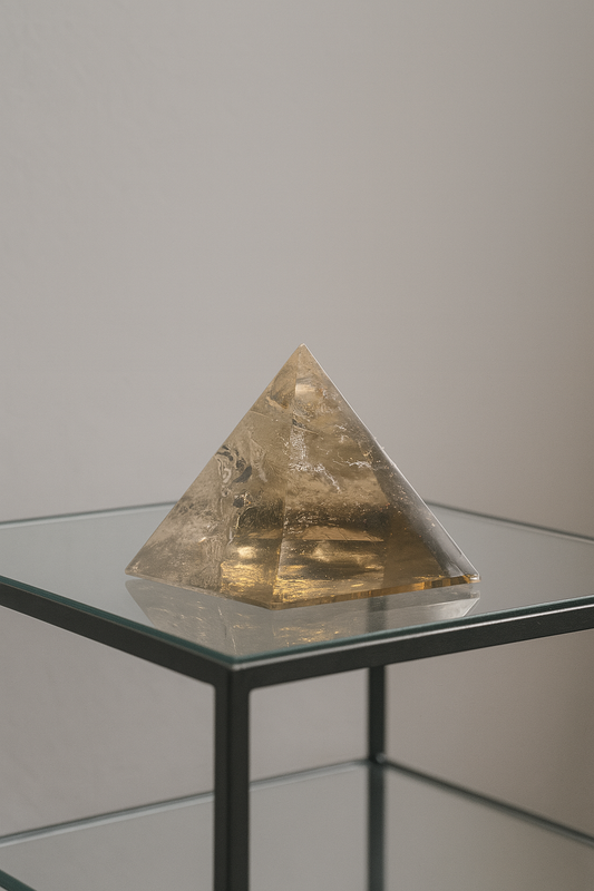 Energiereiche Rauchquarzpyramide 4,8 x 4,8 x 4,4 cm, natürliche Entstehung in Brasilien