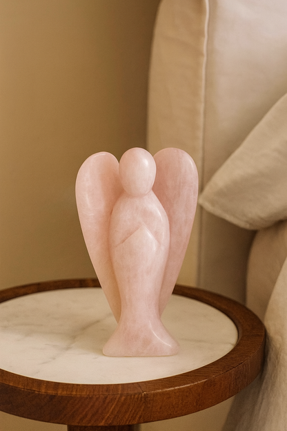Engel aus Rosenquarz aus Brasilien - 10cm, 176g