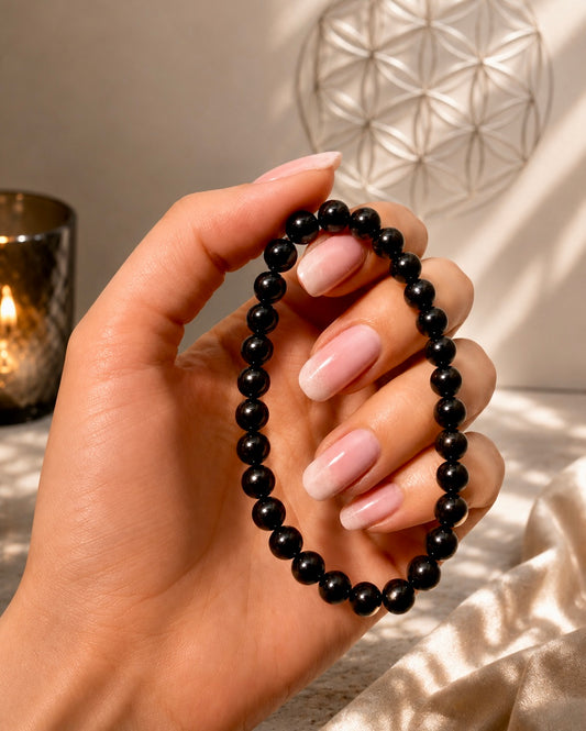 Entdecke das Black Tourmaline Armband von Unique Crystals Zürich. Handgefertigt aus 6 mm Schwarzem Turmalin. Erhältlich in 17 cm und 20 cm, auf Wunsch kostenlos auf 18 cm oder 19 cm angepasst. Symbol für Schutz, Erdung und innere Balance.