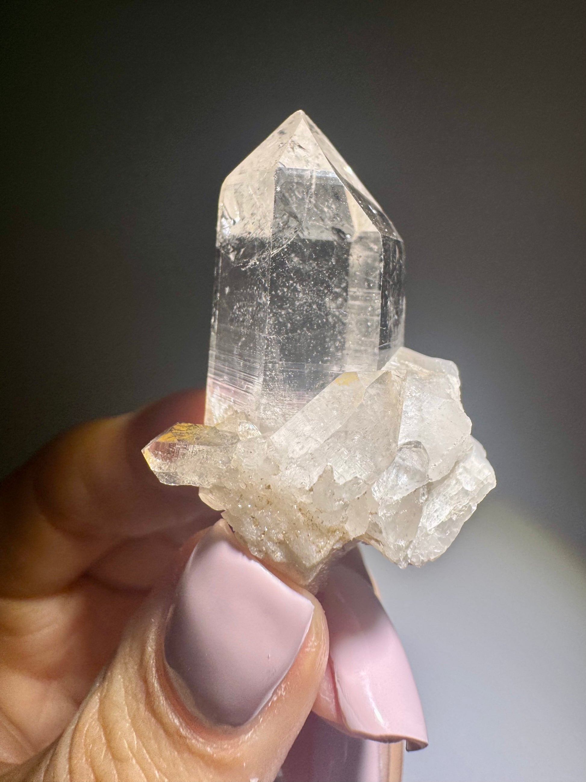 Ethisch gewonnener Kristall aus dem Himalaya – naturbelassener Quarz mit perfekter Spitze