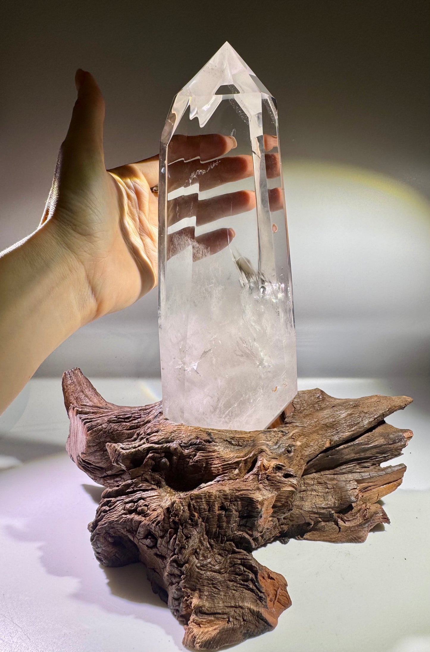 Exklusive Bergkristallspitze 32 cm, 3,34 kg, extraklarer Naturkristall mit Wurzel aus Brasilien – kraftvoll, einzigartig und naturbelassen für Energie, Harmonie und Wohnraumgestaltung