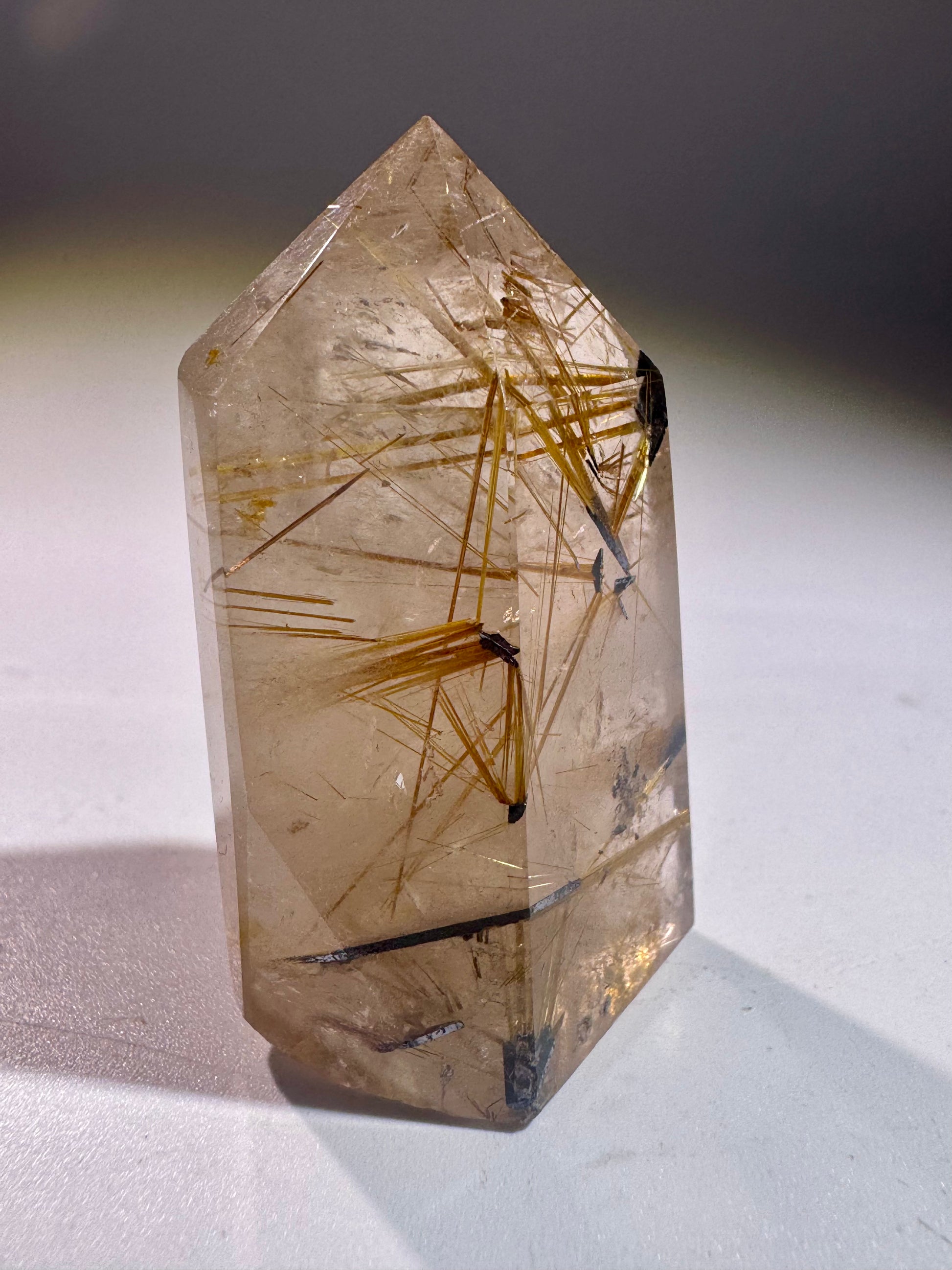 Exklusive Goldrutile Kristallspitze – transparentes Einzelstück mit Titanoxid-Inklusionen