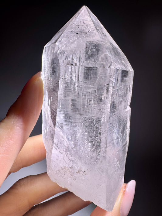 Exklusive Himalaya-Spitze 9 cm, kristallklar und unverarbeitet. Edelstein in Museumsqualität, einzigartig und hochenergetisch.