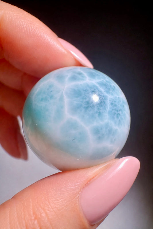 Exklusive Larimar Kugel (2,5 cm, 24 g) aus der Dominikanischen Republik. Entdecken Sie die beruhigende Wirkung, Herkunft und Premium-Qualität dieses seltenen Heilsteins.