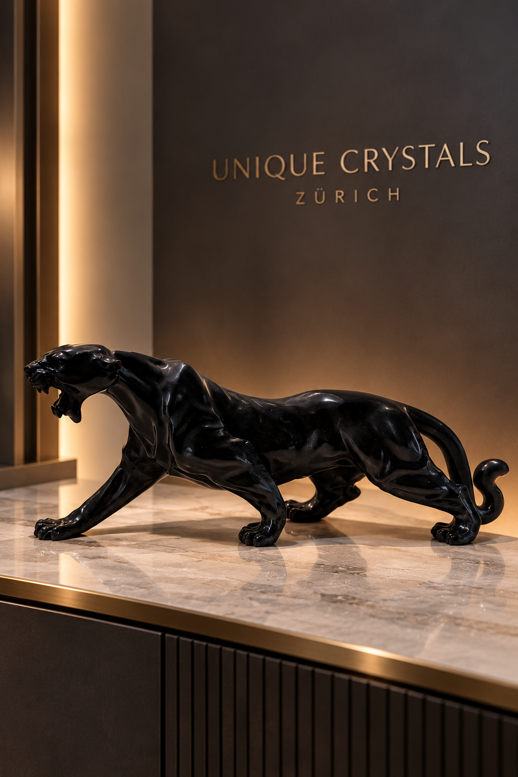 Exklusive schwarze Jade Panther Katze, handgeschnitztes Raubtier Einzelstück mit goldfarbenen mineralischen Einschlüssen