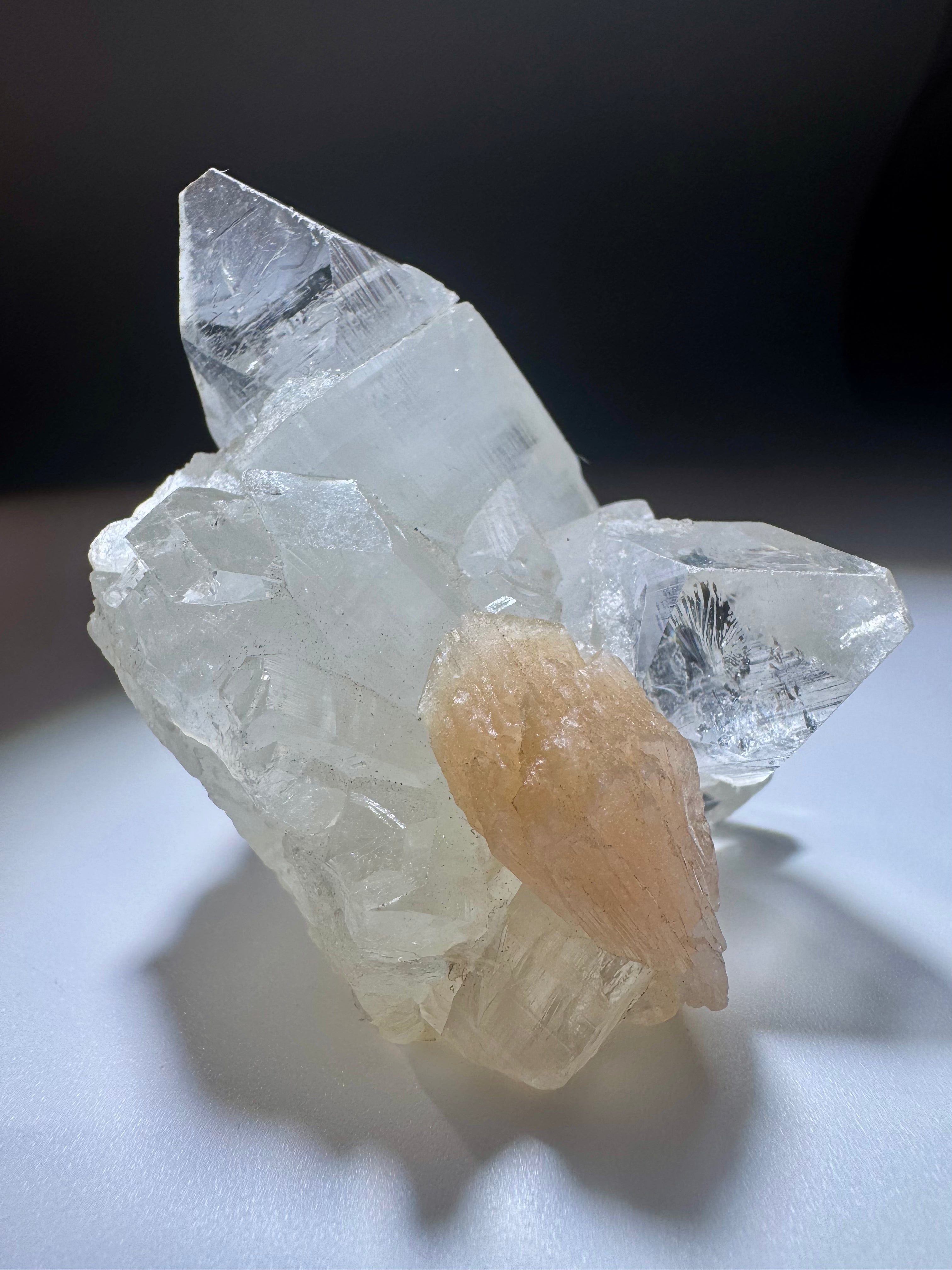 Exklusiver Apophyllit mit Desmin 5x6 cm – 82 g, faszinierender Glanz & hohe Transparenz