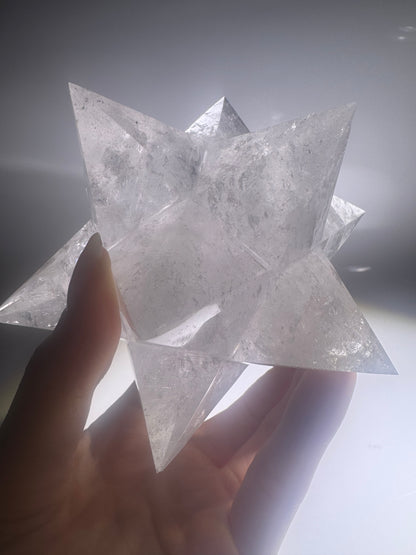 Exklusiver Bergkristall Merkaba Stern 743 g aus Brasilien. Handgefertigt, hohe Qualität, heilige Geometrie. Jetzt online kaufen bei Unique Crystals.