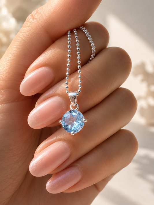 Exklusiver Blau-Topaz-Anhänger 1.5 cm – Facettiert & edel in 925 Silber oder 18 Karat vergoldet 