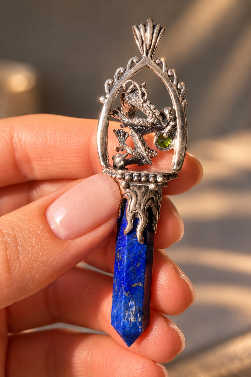 Exklusiver Edelstein Drachenanhänger aus 925 Silber mit Lapis Lazuli, Blautopas und Opal