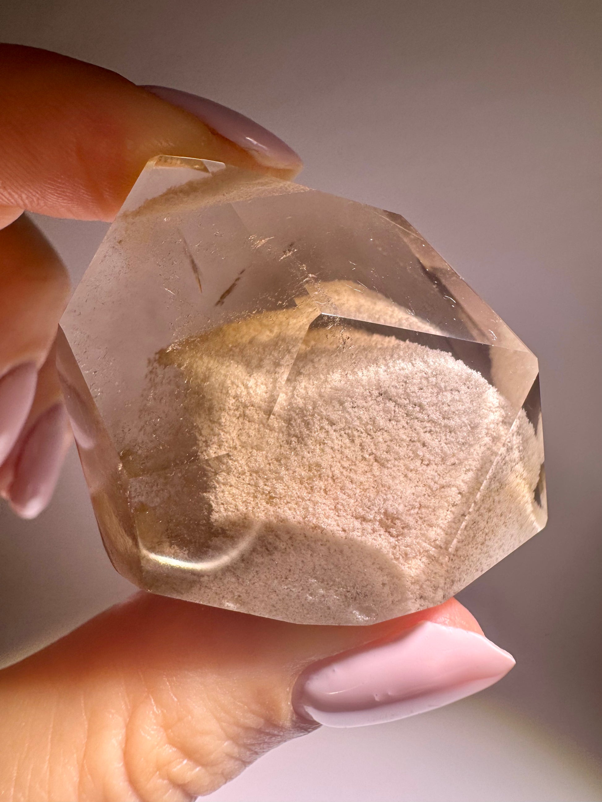 Exklusiver Rauchquarz mit mehrschichtigen Weissen-Phantom-Einschlüssen, ca. 4,5 cm