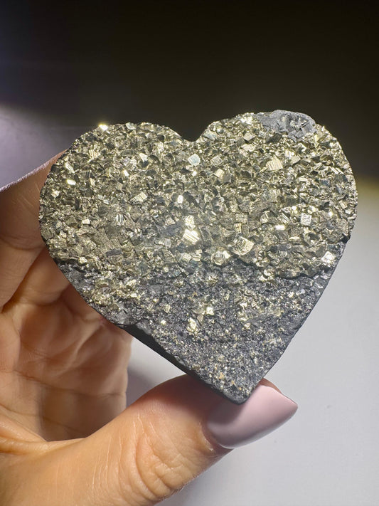 Exklusives Schungit Herz mit Pyrit Kristallen – 5.5 cm, 87 g, Brasilien, natürlicher Schutzstein