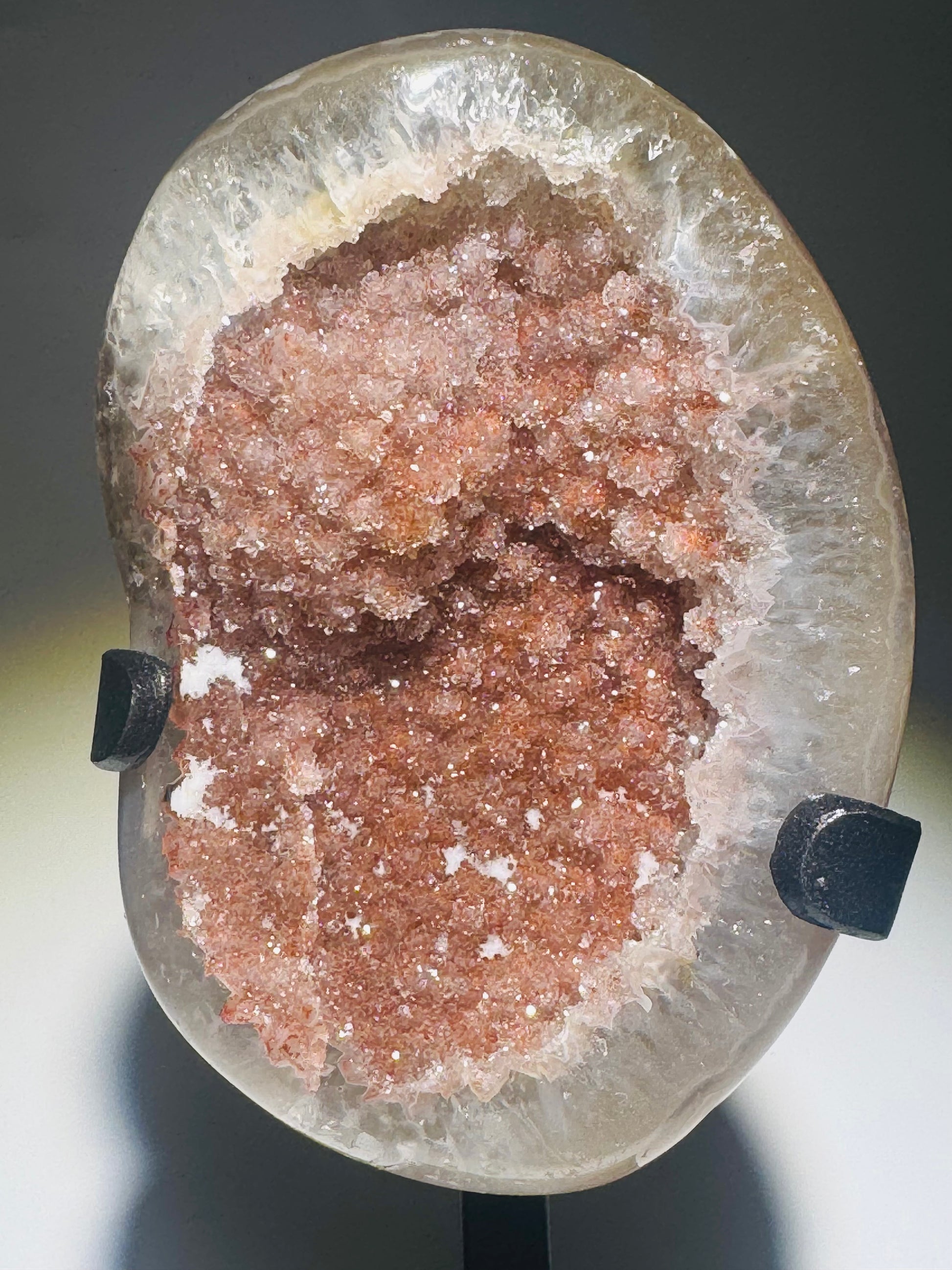 Extra funkelnder Amethyst mit doppelter Kristallbildung – Customized Ständer inklusive