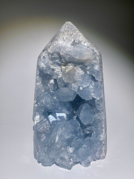 Extra klare Celestin Spitze aus Madagaskar – 13.5 cm Edelstein mit feinen Kristallen