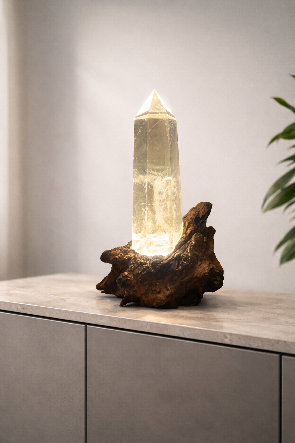 Extra klarer Bergkristall mit Naturwurzel und integrierbarer LED-Beleuchtung