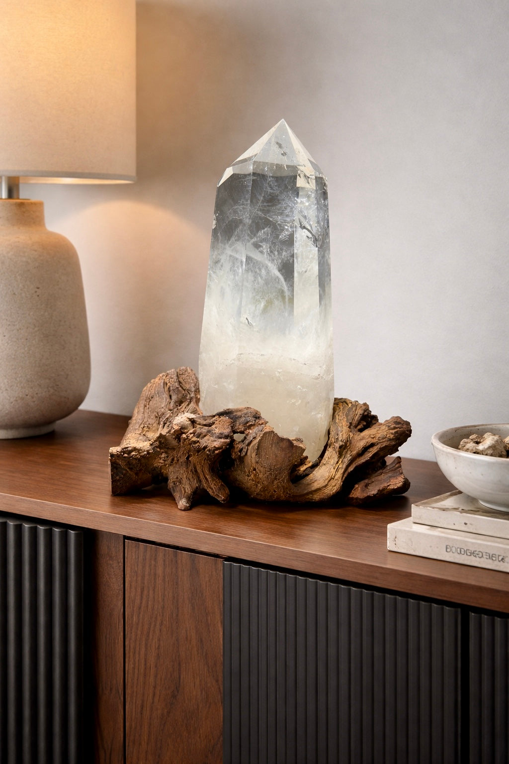 Extraklare Bergkristallspitze gross 27 cm Naturstein mit individueller Wurzelhalterung