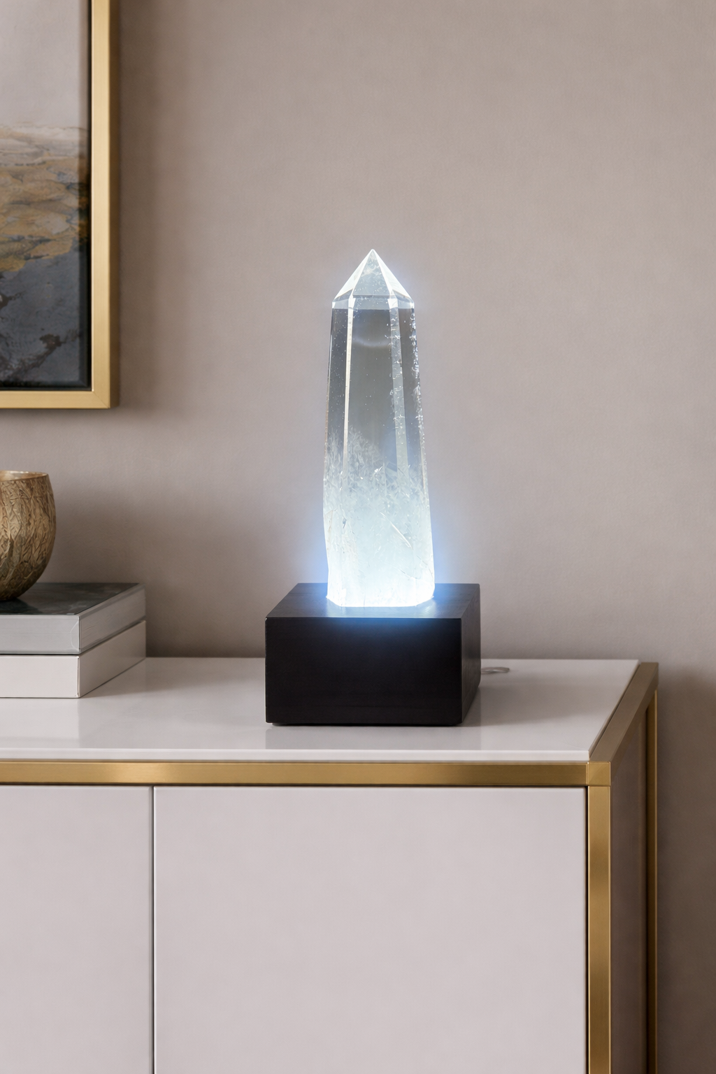 Extraklare Bergkristallspitze mit LED-Licht & Holzsockel. Hochwertiges Naturunikat aus Brasilien. Jetzt entdecken bei UNIQUE CRYSTALS ✨
