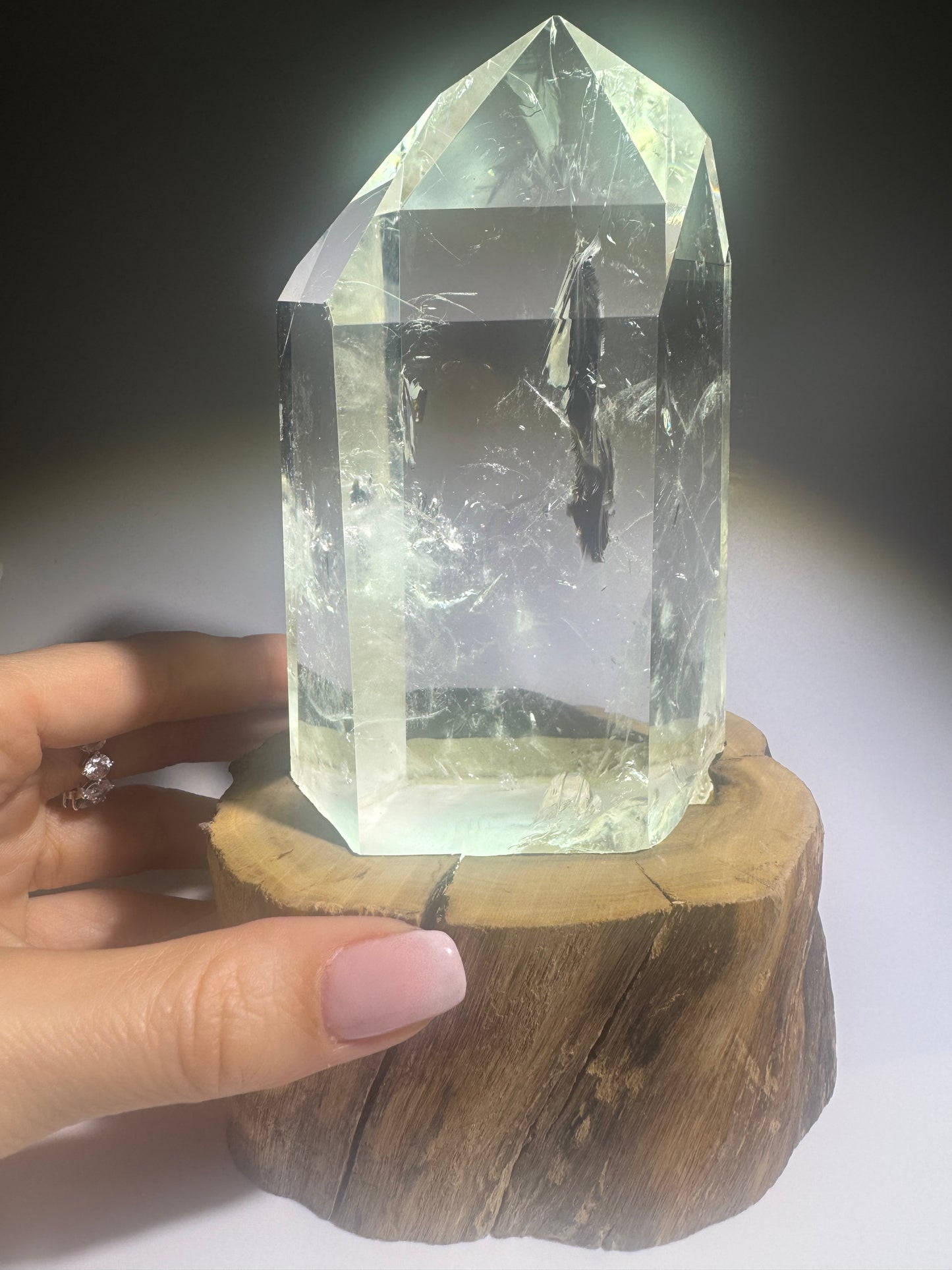 Extraklare Bergkristallspitze mit LED-Licht auf Naturwurzel – 18,5 cm | Unique Crystals