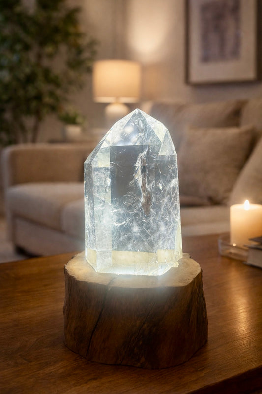 Extraklare Bergkristallspitze mit LED-Licht und Naturwurzel – 18,5 cm | Unique Crystals