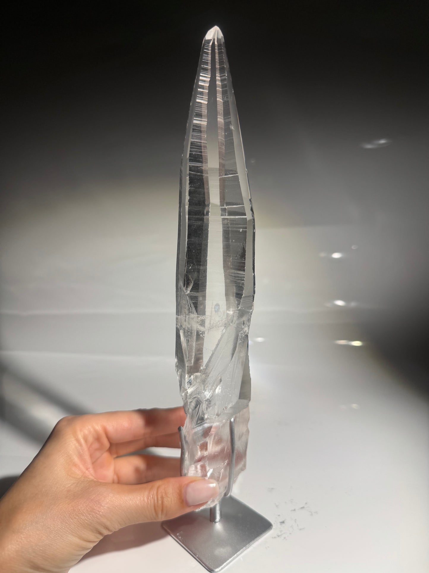 Lemurian Kristallspitze 28 cm mit Ständer – einzigartiger naturbelassener Quarz aus Brasilien in Museumsqualität, 591 g