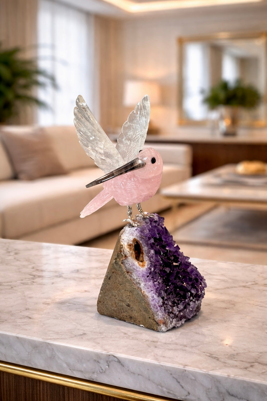 Kolibri Skulptur aus Rosenquarz & Bergkristall – Handgefertigt auf Amethyst 💎 – 14 cm