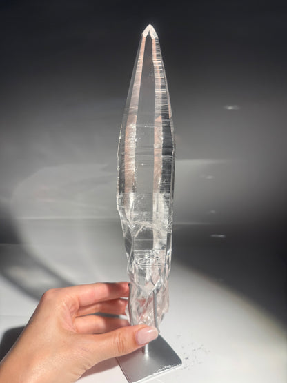 Lemurian Kristallspitze 28 cm mit Ständer – einzigartiger naturbelassener Quarz aus Brasilien in Museumsqualität, 591 g