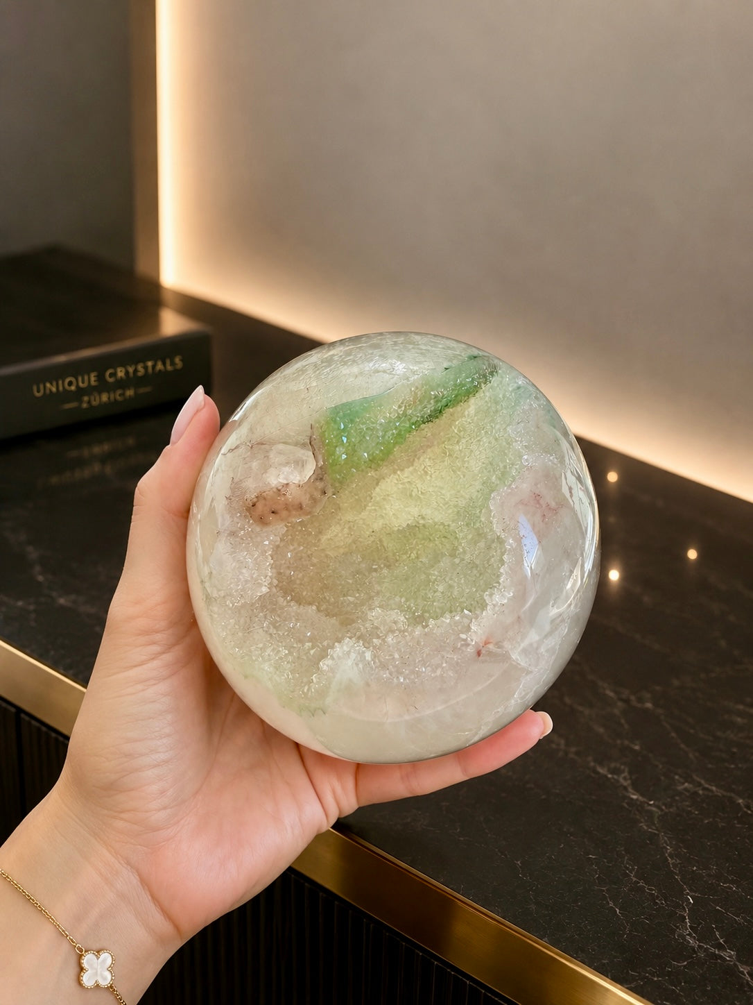 Sphère d’améthyste arc-en-ciel vert menthe et rose sucre d’Uruguay, 11 cm, 1,78 kg