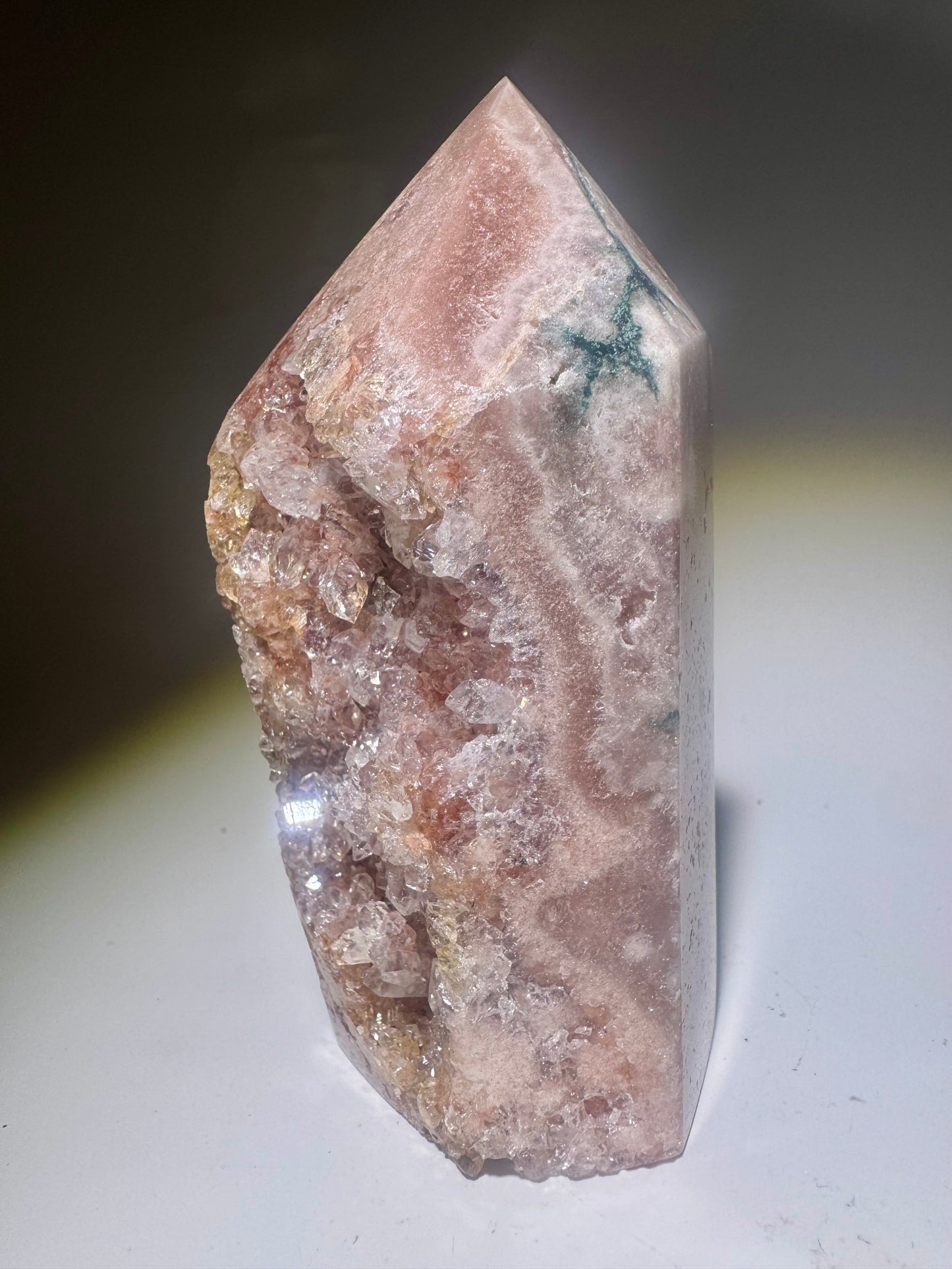 Pink Amethyst mit feinen grünen Adern & blumenartigen Kristallen, 11 cm, 467 g – aus Soledade, Brasilien