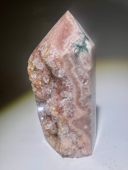 Pink Amethyst mit feinen grünen Adern & blumenartigen Kristallen, 11 cm, 467 g – aus Soledade, Brasilien