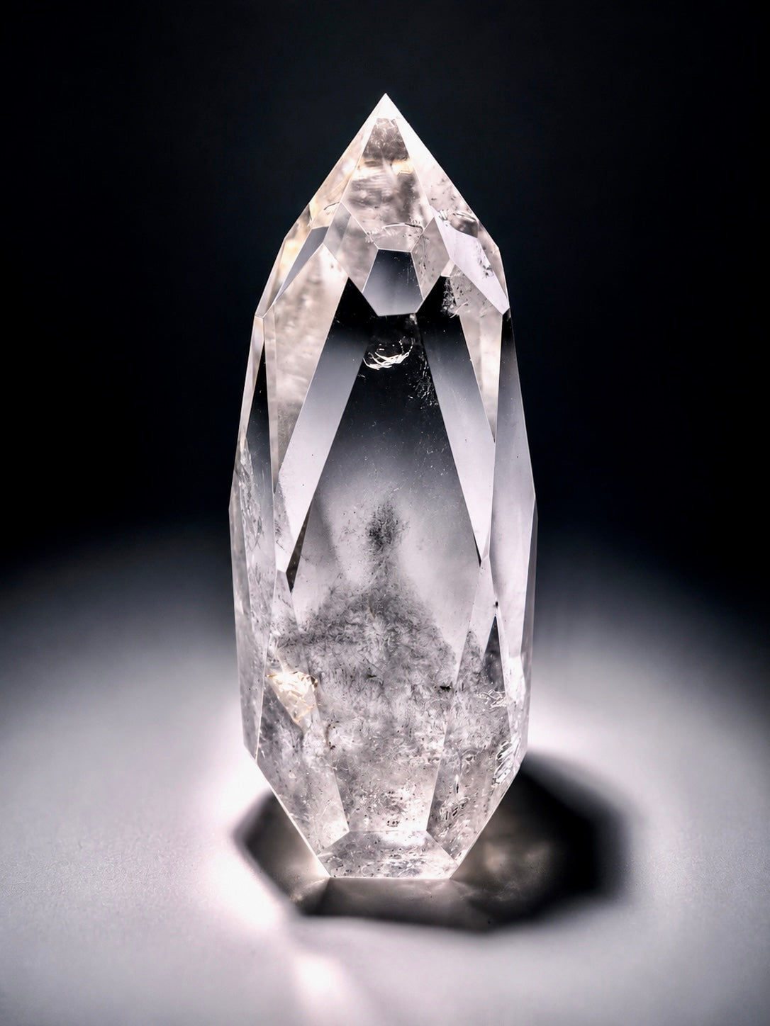 Facettierte Lemuria-Spitze mit Phantom-Einschlüssen – Kristall Einzelstück 11 cm