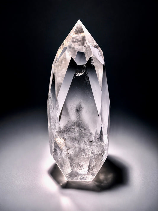 Facettierte Lemuria-Spitze mit Phantom-Einschlüssen – Kristall Einzelstück 11 cm