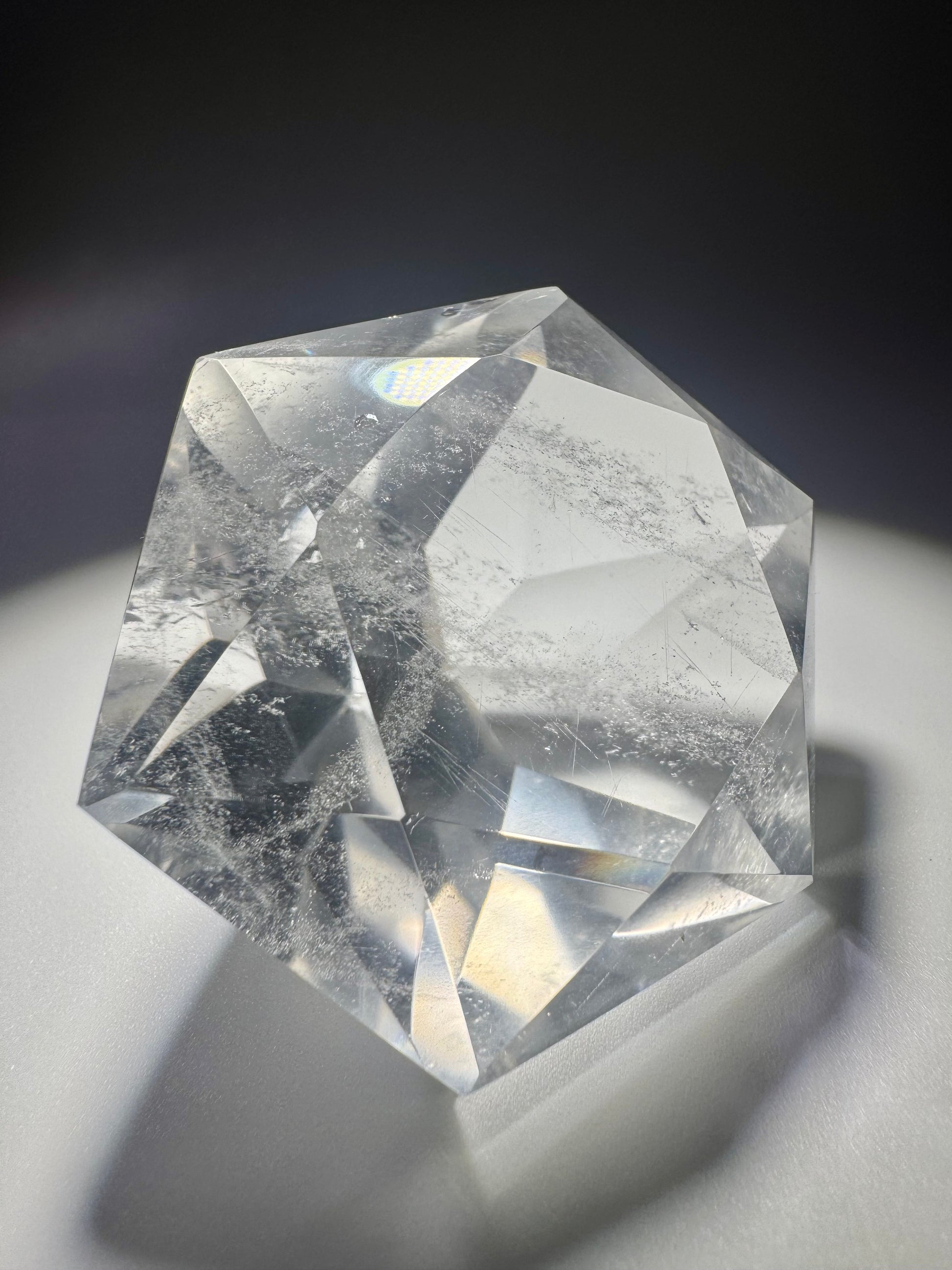 Facettierter Bergkristall aus Brasilien – Klarheit in ihrer edelsten Form