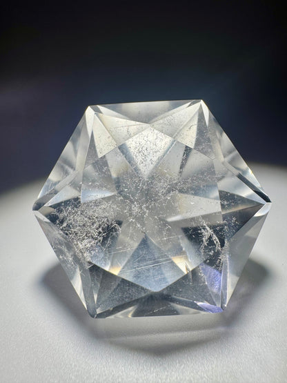 Facettierter Bergkristall aus Brasilien – Klarheit in ihrer edelsten Form 💎✨

Dieser facettierte Bergkristall mit einer Höhe von 5.2 cm und einem Gewicht von 100g wurde mit grösster Präzision wie ein Diamant geschliffen – ein echtes Meisterwerk aus Brasilien 🇧🇷. In liebevoller Handarbeit entstand ein hochreines, lebendiges Einzelstück – geheimnisvoll, magisch und voller Licht.

✨ Die Entstehung dieses Kristalls dauerte Millionen von Jahren. In dieser Zeit wuchs der Quarz tief im Erdinneren zu einem klare