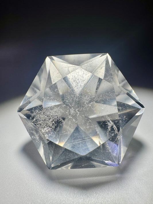 Facettierter Bergkristall aus Brasilien – Klarheit in ihrer edelsten Form 💎✨

Dieser facettierte Bergkristall mit einer Höhe von 5.2 cm und einem Gewicht von 100g wurde mit grösster Präzision wie ein Diamant geschliffen – ein echtes Meisterwerk aus Brasilien 🇧🇷. In liebevoller Handarbeit entstand ein hochreines, lebendiges Einzelstück – geheimnisvoll, magisch und voller Licht.

✨ Die Entstehung dieses Kristalls dauerte Millionen von Jahren. In dieser Zeit wuchs der Quarz tief im Erdinneren zu einem klare