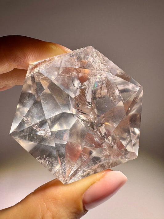Facettierter Bergkristall aus Brasilien – diamantgeschliffen – klarer Edelstein 96 g