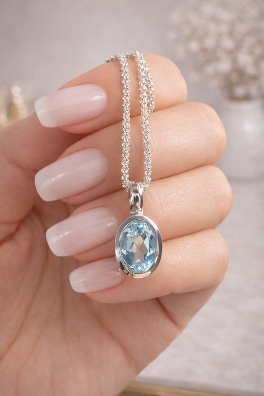 Facettierter Blau-Topaz Schmuckanhänger – zart & elegant 925 Silber Fassung
