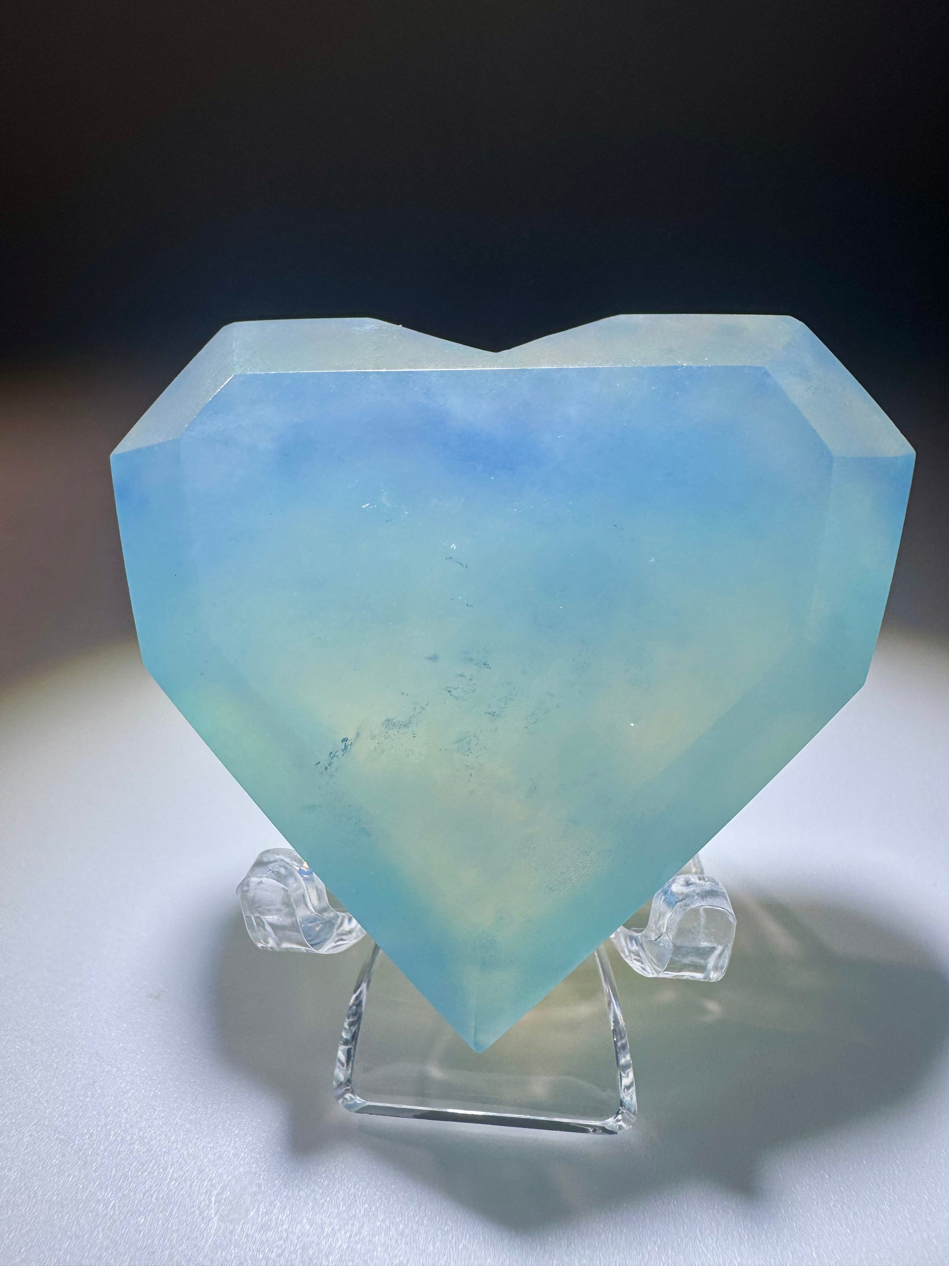 Facettiertes Aquamarinherz – Edelstein mit sanftem Glanz & Wirkung
