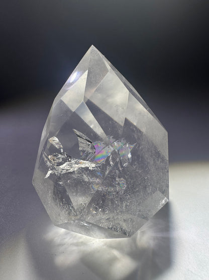 Facettiertes Bergkristall-Ornament mit Regenbogen – 5.8 cm hoch, 149 g, handgeschliffen und hochklar