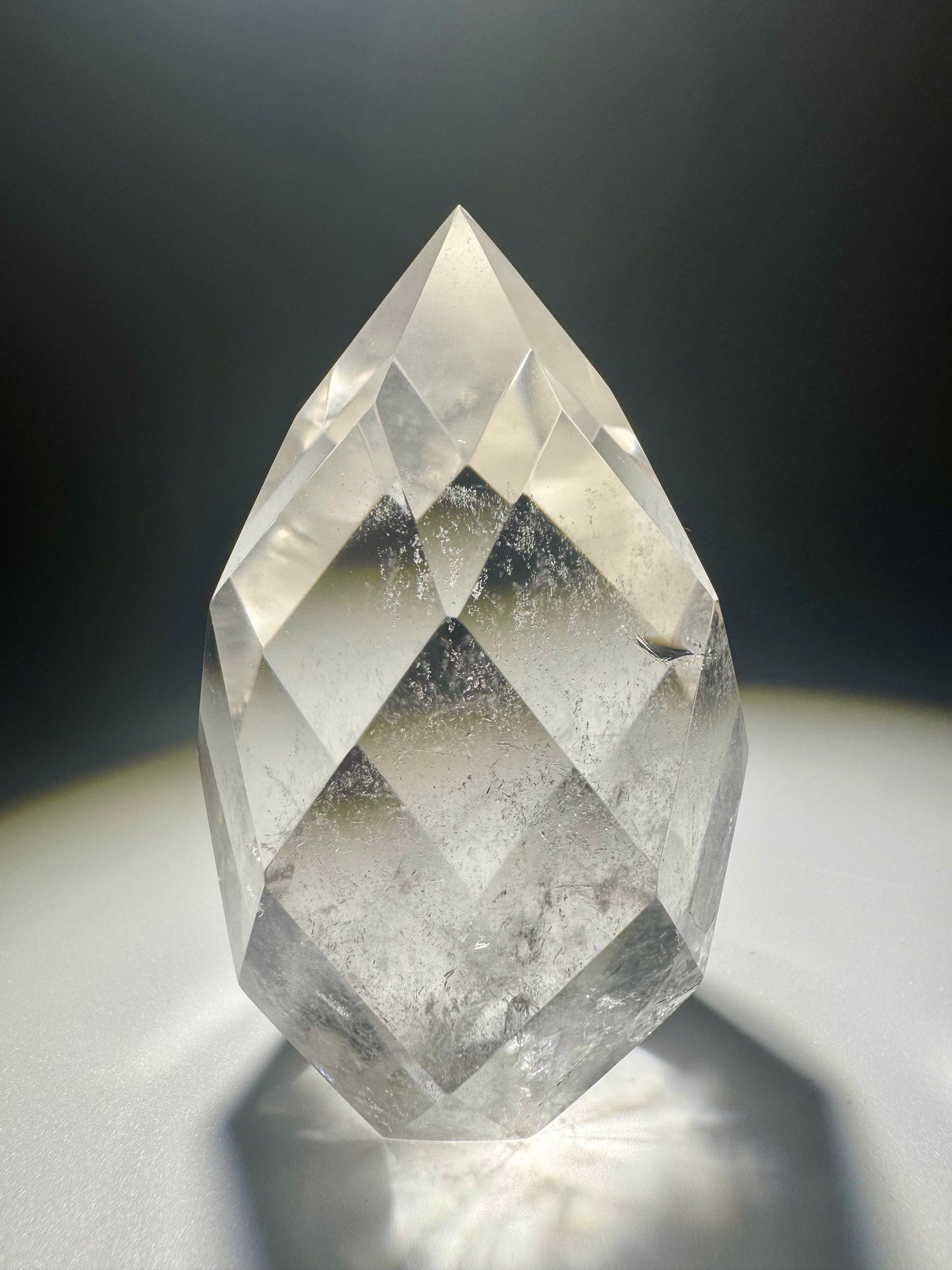 Facettiertes Bergkristall-Ornament mit hoher Klarheit – handgeschliffenes Unikat, 6,8 cm, 141 g