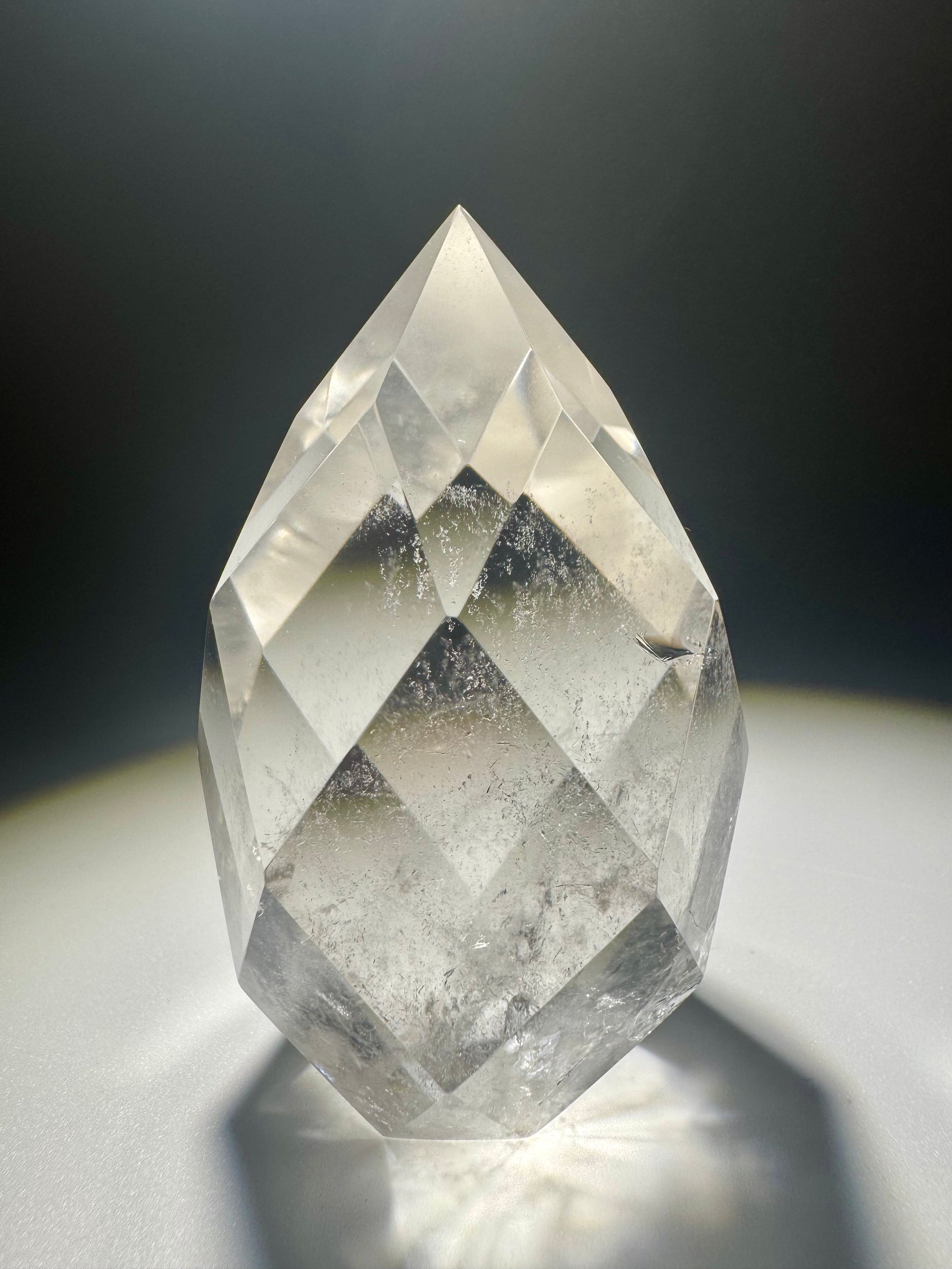Facettiertes Bergkristall-Ornament mit hoher Klarheit – handgeschliffenes Unikat, 6,8 cm, 141 g