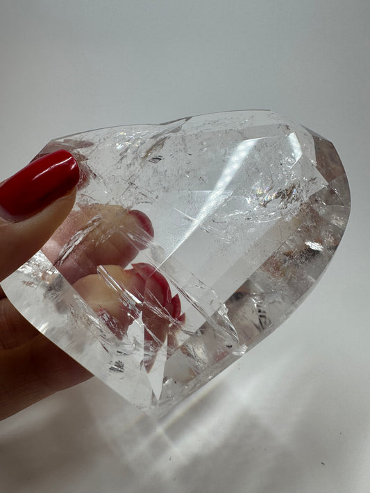 Facettiertes Bergkristall Herz 8,3 cm – extra klare Qualität