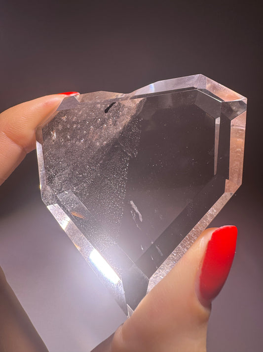 Facettiertes Bergkristallherz in Museumqualität mit 1,8 cm Dicke – handgeschliffener Edelstein aus Brasilien mit kristallklarer Struktur
