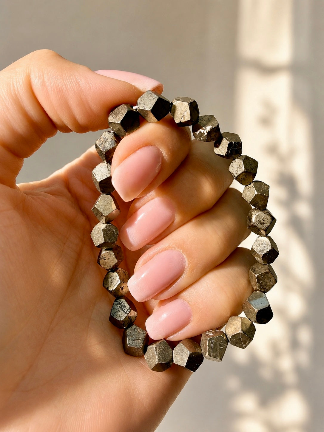 Facettiertes Pyrit Heilstein-Armband mit goldener Metalloptik von Unique Crystals
