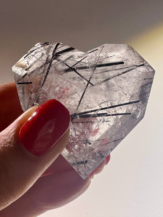 Feine schwarze Rutilennadeln in Bergkristall – Kristallherz 4,7 × 4,5 cm