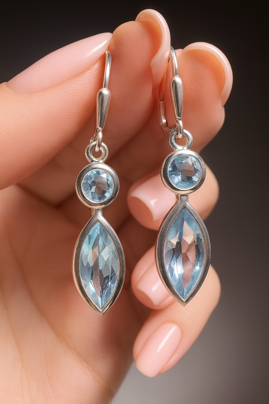 Feinste Blau-Topas Ohrhänger in 925 Silber, 3,8 cm lang. Elegant & zeitlos, mit natürlichem Glanz. Premium-Edelsteine für jeden Anlass.