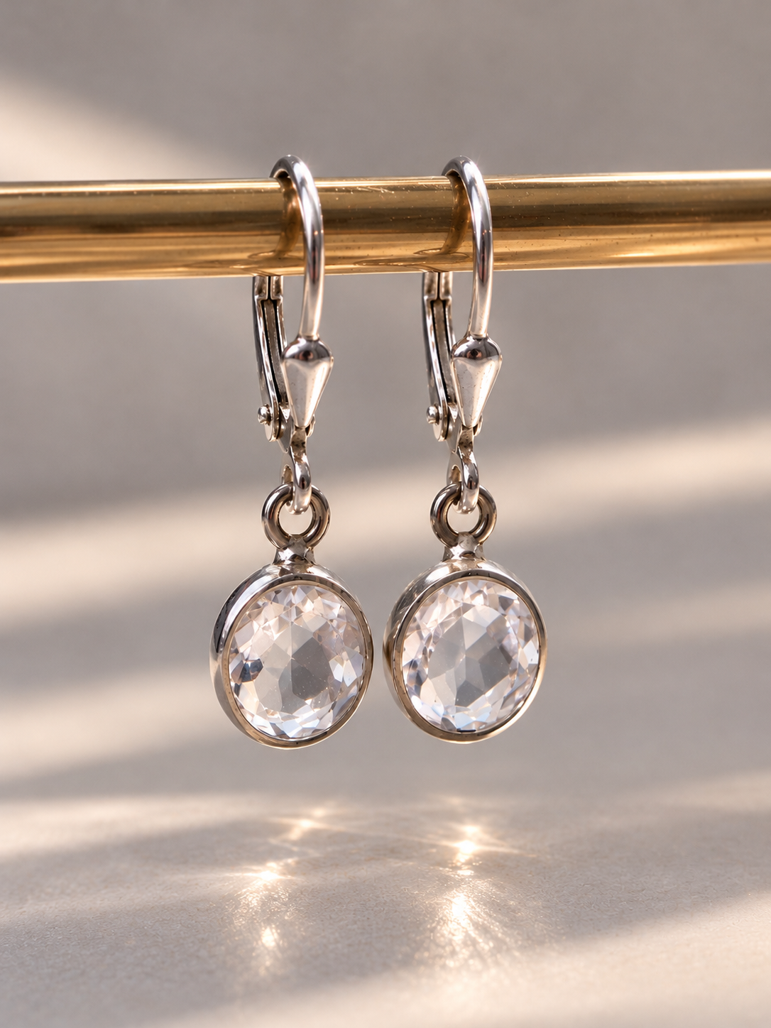 Filigrane Hängeohrringe aus 925 Sterling Silber mit facettiertem Bergkristall 