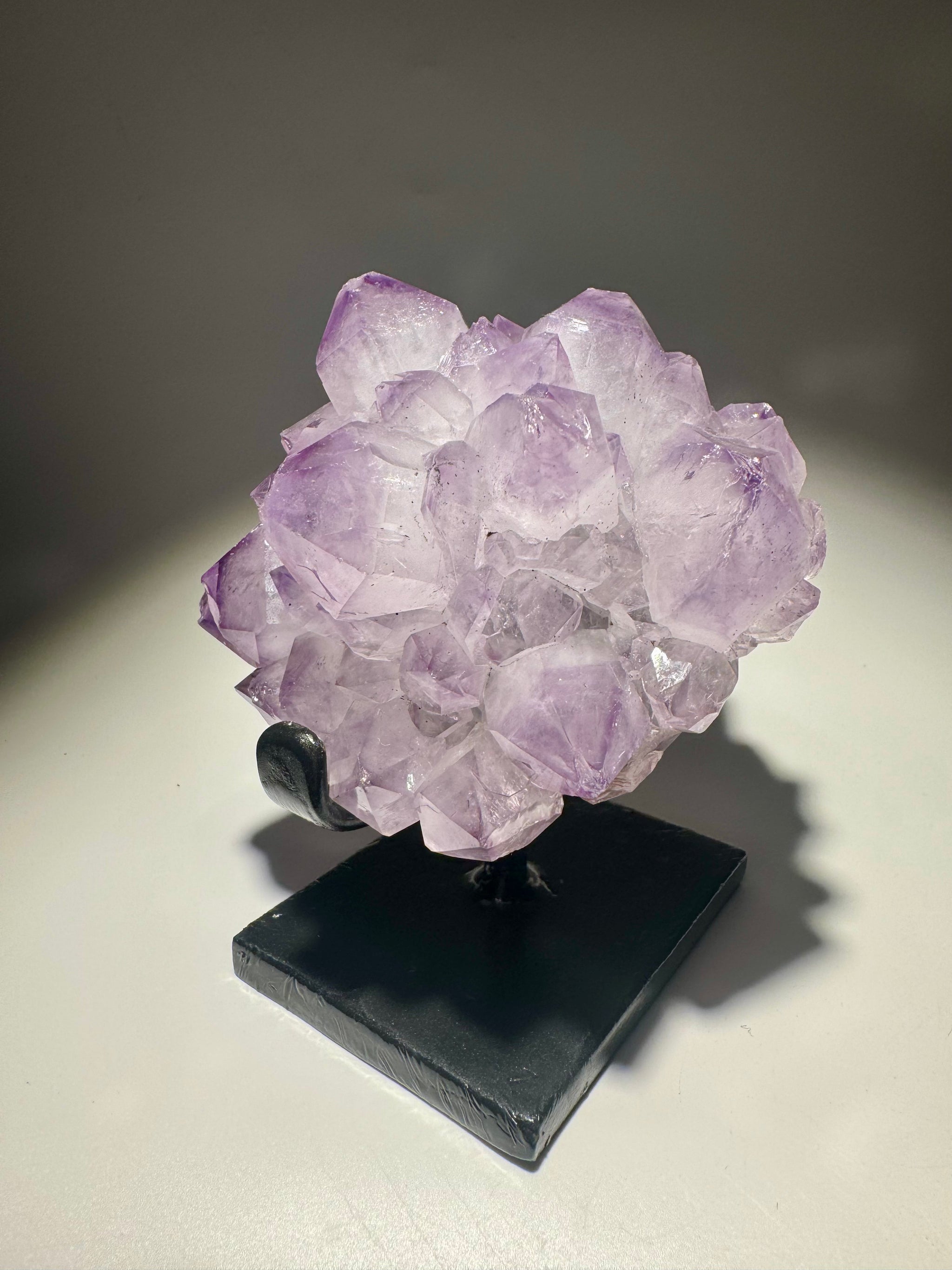 Fliederfarbener Amethyst Stalaktit aus Uruguay – edler Edelstein in blumenartiger Kristallformation